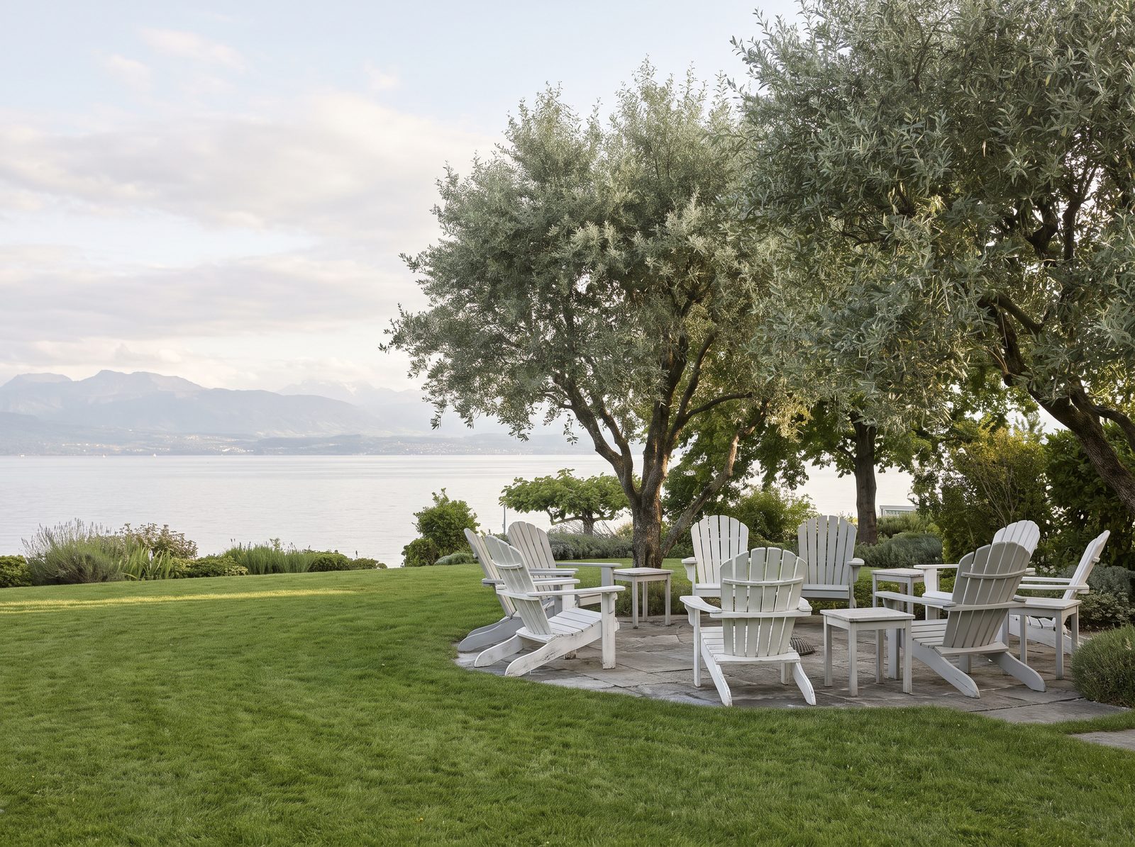 Un jardin au bord du lac